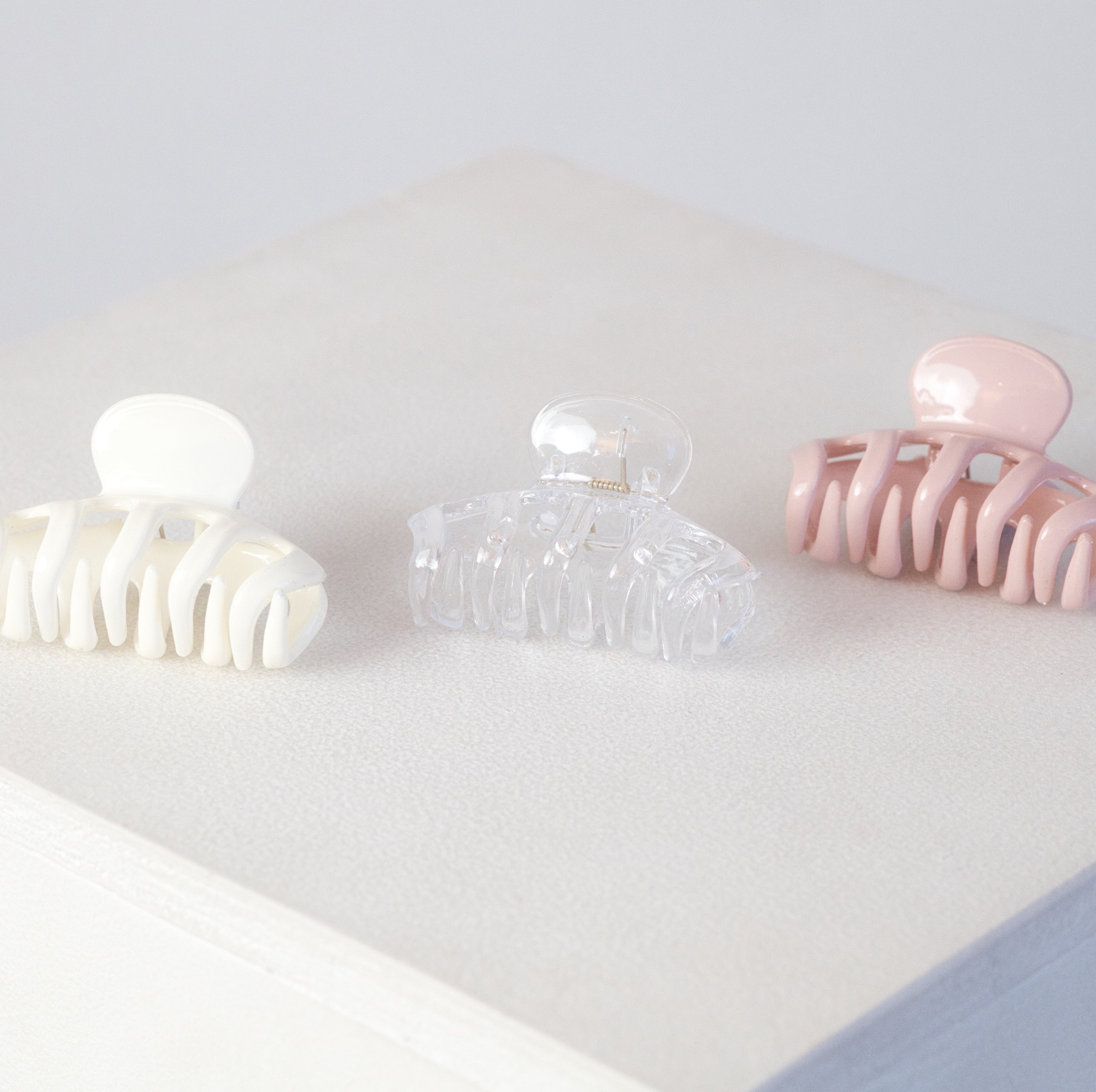 Hug Me Mini Claw Clip - Qwerky Colour